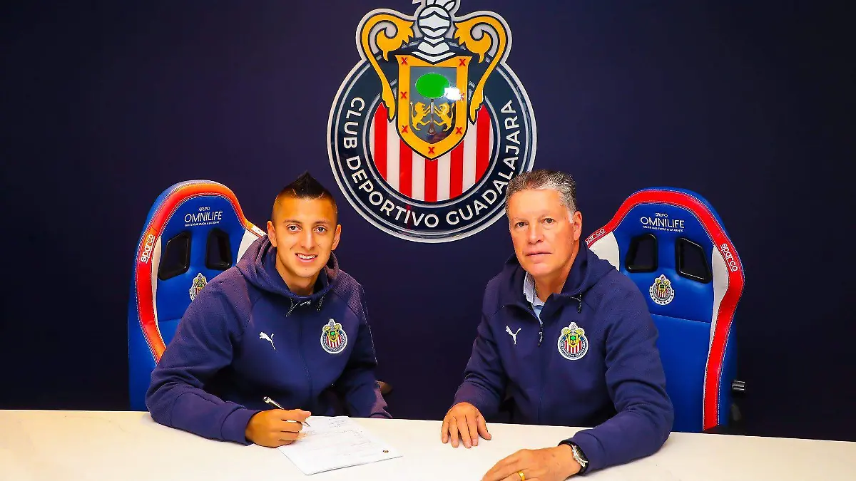 Firma de contrato Piojo Alvarado